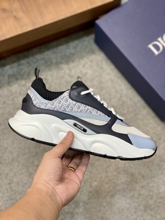 Dior Dior B22 Men's Jogging Fashion SneakersThis piece draws inspiration from vintage joggers. Featuring a chunky low-top design, the upper is made from selected cowhide leather and mesh fabric with a black and white emb