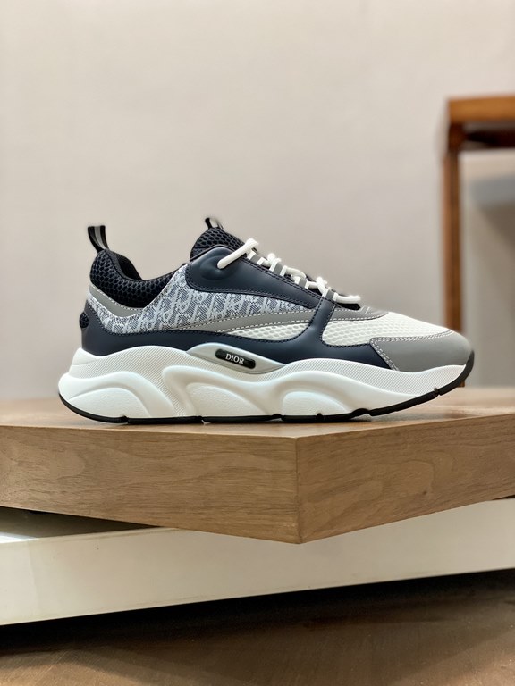 Dior Dior B22 Men's Jogging Fashion SneakersThis piece draws inspiration from vintage joggers. Featuring a chunky low-top design, the upper is made from selected cowhide leather and mesh fabric with a black and white emb