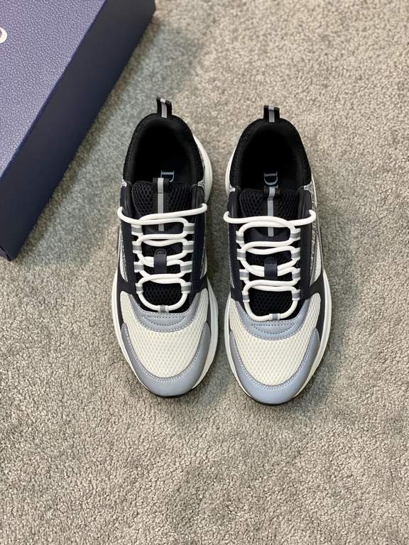 Dior Dior B22 Men's Jogging Fashion SneakersThis piece draws inspiration from vintage joggers. Featuring a chunky low-top design, the upper is made from selected cowhide leather and mesh fabric with a black and white emb