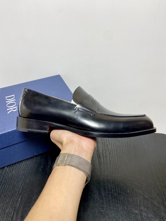 Dior Derby Shoes｜Leather soled formal shoes｜Meticulously crafted in open-edge beaded cowhide｜Water dyed cowhide lining｜With classic lace-up closure｜Side embossed logo｜Sheeny stacked heel for a touch of style｜Can be worn 