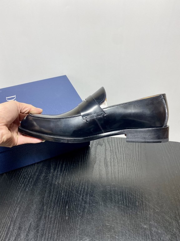 Dior Derby Shoes｜Leather soled formal shoes｜Meticulously crafted in open-edge beaded cowhide｜Water dyed cowhide lining｜With classic lace-up closure｜Side embossed logo｜Sheeny stacked heel for a touch of style｜Can be worn 