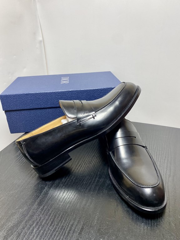 Dior Derby Shoes｜Leather soled formal shoes｜Meticulously crafted in open-edge beaded cowhide｜Water dyed cowhide lining｜With classic lace-up closure｜Side embossed logo｜Sheeny stacked heel for a touch of style｜Can be worn 