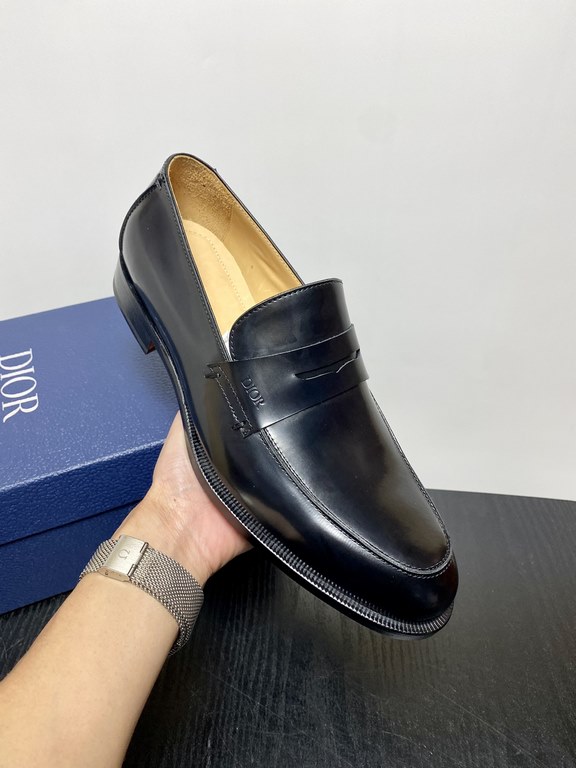 Dior Derby Shoes｜Leather soled formal shoes｜Meticulously crafted in open-edge beaded cowhide｜Water dyed cowhide lining｜With classic lace-up closure｜Side embossed logo｜Sheeny stacked heel for a touch of style｜Can be worn 