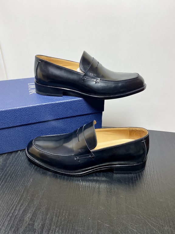 Dior Derby Shoes｜Leather soled formal shoes｜Meticulously crafted in open-edge beaded cowhide｜Water dyed cowhide lining｜With classic lace-up closure｜Side embossed logo｜Sheeny stacked heel for a touch of style｜Can be worn 