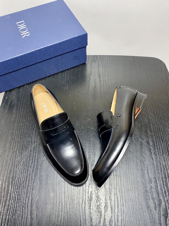 Dior Derby Shoes｜Leather soled formal shoes｜Meticulously crafted in open-edge beaded cowhide｜Water dyed cowhide lining｜With classic lace-up closure｜Side embossed logo｜Sheeny stacked heel for a touch of style｜Can be worn 