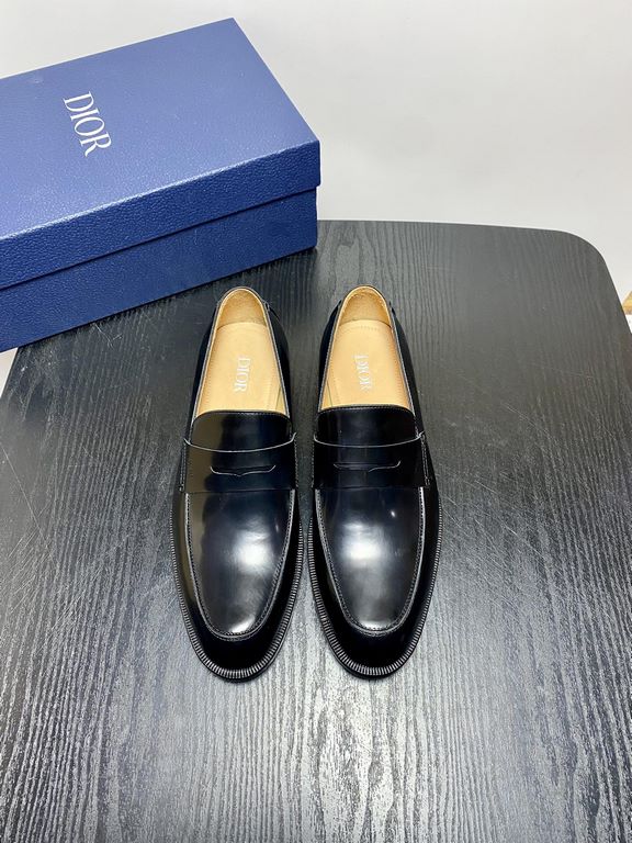 Dior Derby Shoes｜Leather soled formal shoes｜Meticulously crafted in open-edge beaded cowhide｜Water dyed cowhide lining｜With classic lace-up closure｜Side embossed logo｜Sheeny stacked heel for a touch of style｜Can be worn 