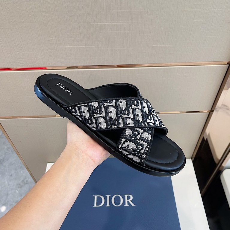 DioГ Alias Men's SlippersThis Alias sandal is new for Summer 2023 and shows off casual elegance. Meticulously crafted from grained cowhide leather, Oblique printed fabric and cowhide lining! Crossover strap design with m