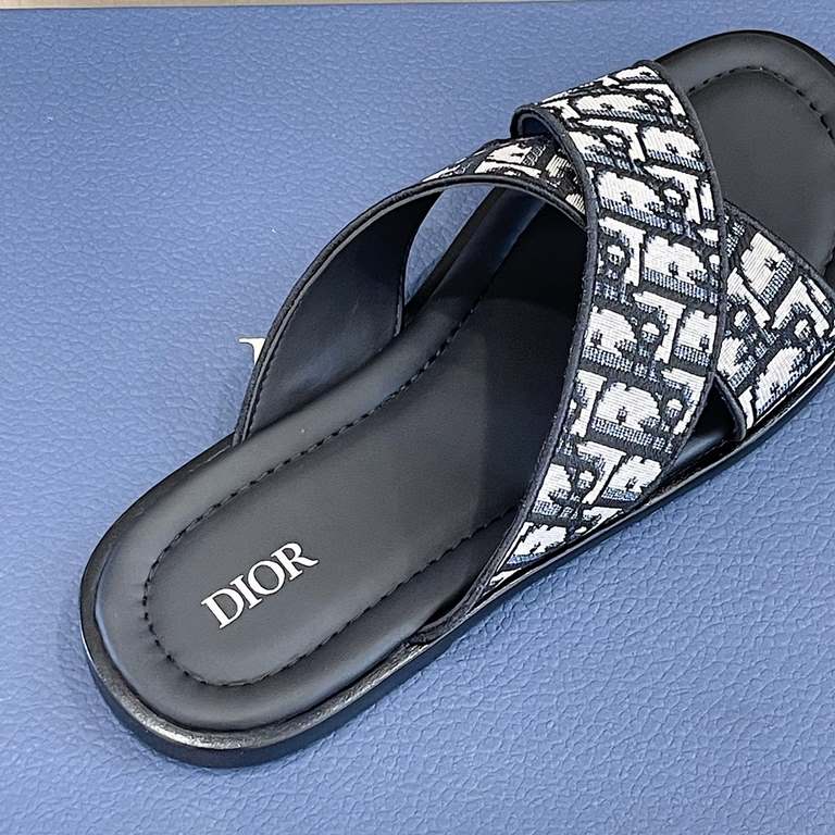 DioГ Alias Men's SlippersThis Alias sandal is new for Summer 2023 and shows off casual elegance. Meticulously crafted from grained cowhide leather, Oblique printed fabric and cowhide lining! Crossover strap design with m