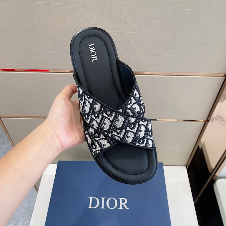 DioГ Alias Men's SlippersThis Alias sandal is new for Summer 2023 and shows off casual elegance. Meticulously crafted from grained cowhide leather, Oblique printed fabric and cowhide lining! Crossover strap design with m