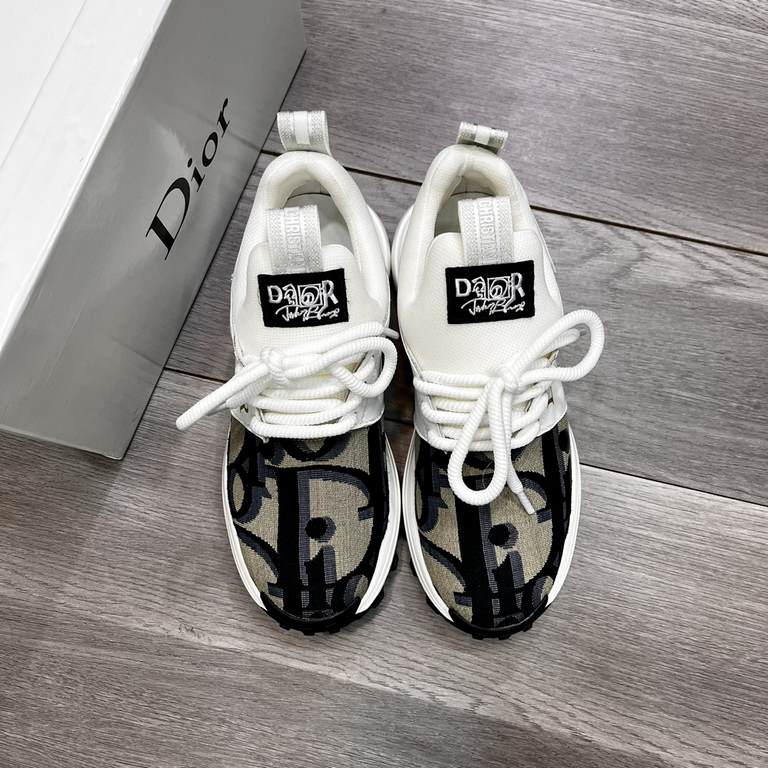 Factory   Dior new casual sneakers     Casual fashion explosion,   version of the simple atmosphere,   The fabric is made of imported cowhide with cloth,   breathable mesh lining, the original wear-resistant rubber outso