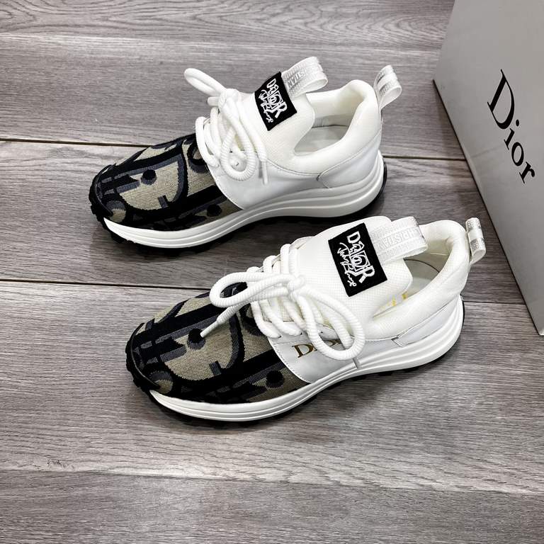 Factory   Dior new casual sneakers     Casual fashion explosion,   version of the simple atmosphere,   The fabric is made of imported cowhide with cloth,   breathable mesh lining, the original wear-resistant rubber outso