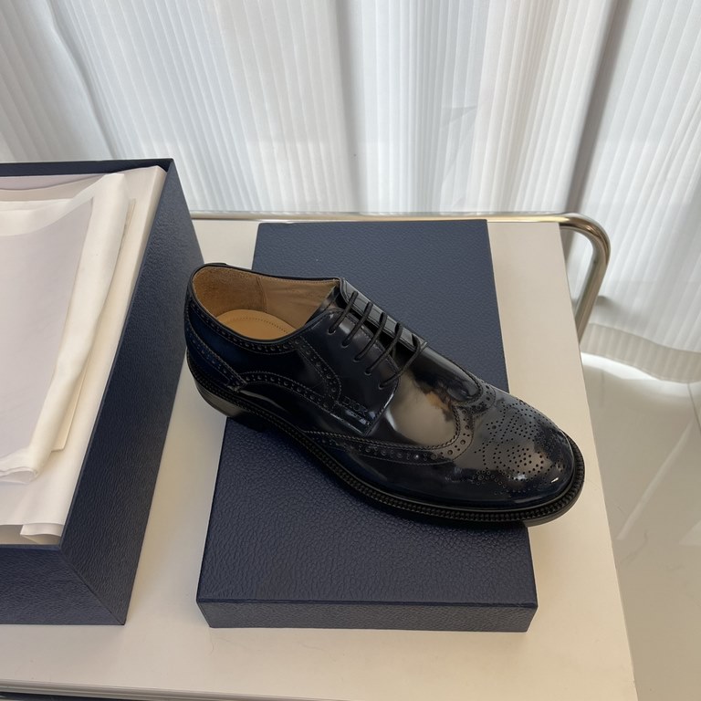 Dior Derby Shoes｜Leather soled formal shoes｜Meticulously crafted in open-edge beaded cowhide｜Water dyed cowhide lining｜With classic lace-up closure｜Side embossed logo｜Sheeny stacked heel for a touch of style｜Can be worn 