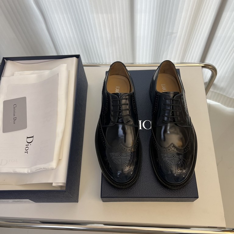 Dior Derby Shoes｜Leather soled formal shoes｜Meticulously crafted in open-edge beaded cowhide｜Water dyed cowhide lining｜With classic lace-up closure｜Side embossed logo｜Sheeny stacked heel for a touch of style｜Can be worn 