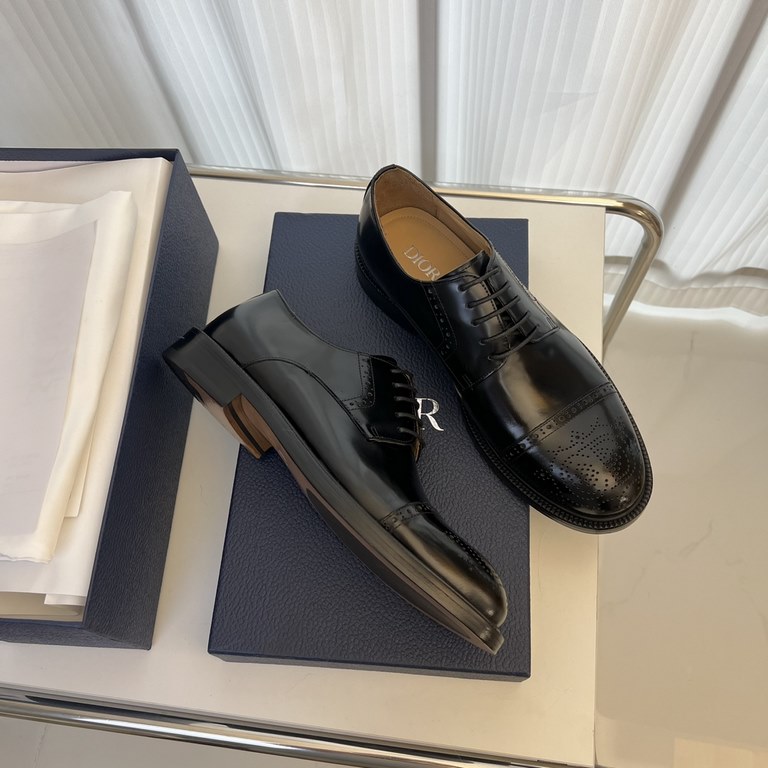 Dior Derby Shoes｜Leather soled formal shoes｜Meticulously crafted in open-edge beaded cowhide｜Water dyed cowhide lining｜With classic lace-up closure｜Side embossed logo｜Sheeny stacked heel for a touch of style｜Can be worn 