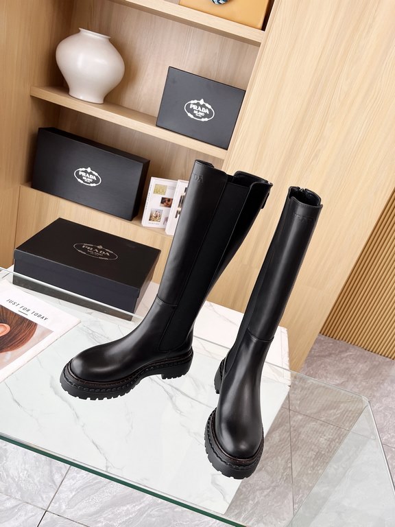 New Prada 2024 fall and winter runway models boots Taikoo Hui original purchase burst demolition replica Shoes on the foot is very lightweight, walking comfort are awesome Use of the triangle label design style is worth owning Shoe rhyme is superb, very d