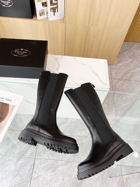 New Prada 2024 fall and winter runway models boots Taikoo Hui original purchase burst demolition replica Shoes on the foot is very lightweight, walking comfort are awesome Use of the triangle label design style is worth owning Shoe rhyme is superb, very d