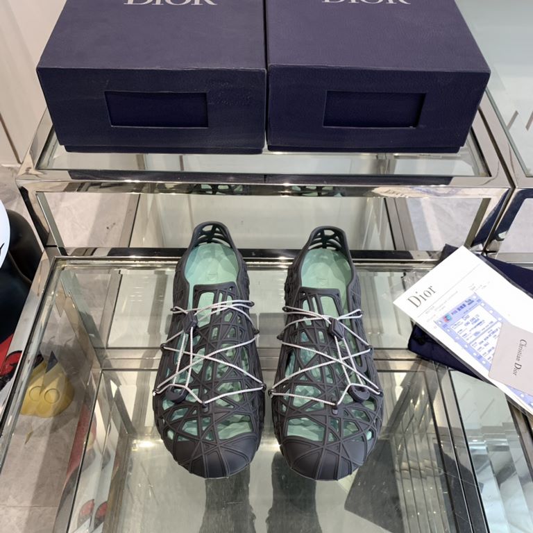 Men's Dior Warp Sandal Summer23The Dior Men's Dior Warp sandals made an exciting debut at the launch show with a casual style that's been reinterpreted in a futuristic spirit. Crafted from ultra-lightweight white rubber,