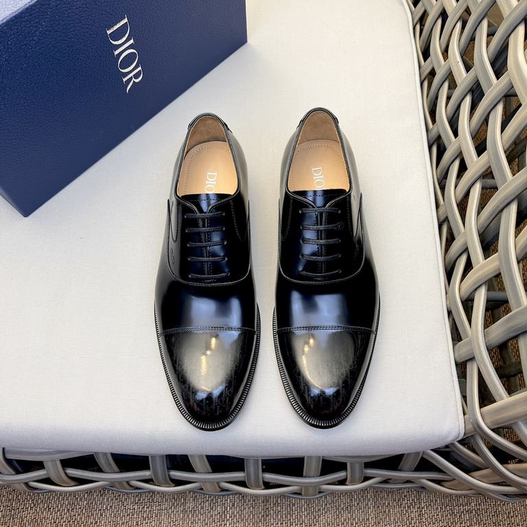 Dior Derby Shoes｜Leather soled formal shoes｜Meticulously crafted in open-edge beaded cowhide｜Water dyed cowhide lining｜With classic lace-up closure｜Side embossed logo｜Sheeny stacked heel for a touch of style｜Can be worn 