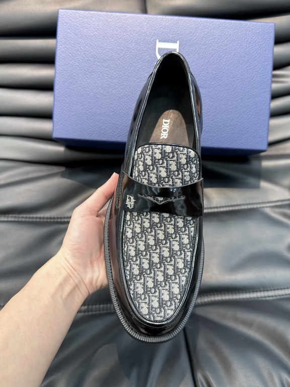 D~r  Men's Classic Loafers are designed in a slip-on style for easy on and off. Meticulously crafted from black cowhide leather, they're crafted in collaboration with Shawn Stussy and feature a rubberized, embossed sole 