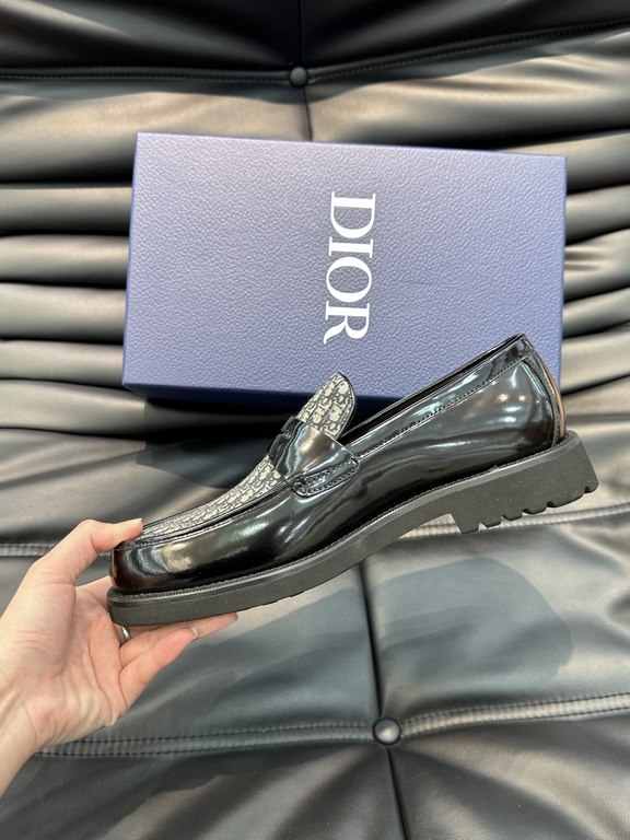 D~r  Men's Classic Loafers are designed in a slip-on style for easy on and off. Meticulously crafted from black cowhide leather, they're crafted in collaboration with Shawn Stussy and feature a rubberized, embossed sole 