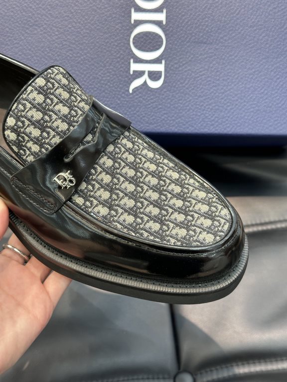 D~r  Men's Classic Loafers are designed in a slip-on style for easy on and off. Meticulously crafted from black cowhide leather, they're crafted in collaboration with Shawn Stussy and feature a rubberized, embossed sole 