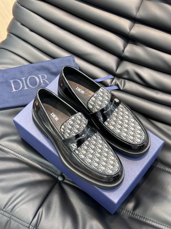 D~r  Men's Classic Loafers are designed in a slip-on style for easy on and off. Meticulously crafted from black cowhide leather, they're crafted in collaboration with Shawn Stussy and feature a rubberized, embossed sole 