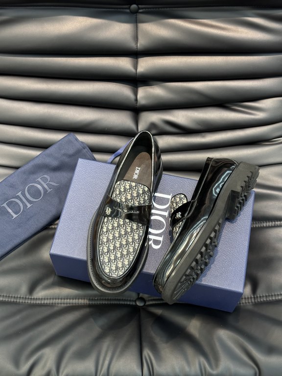 D~r  Men's Classic Loafers are designed in a slip-on style for easy on and off. Meticulously crafted from black cowhide leather, they're crafted in collaboration with Shawn Stussy and feature a rubberized, embossed sole 