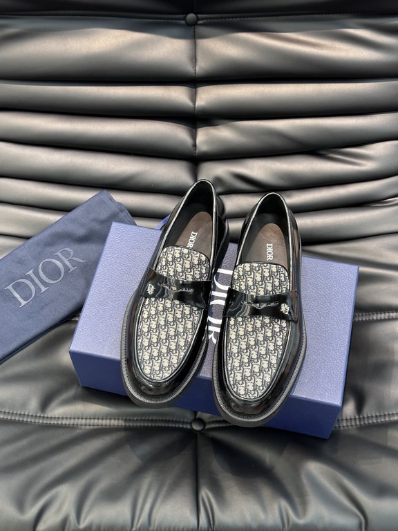 D~r  Men's Classic Loafers are designed in a slip-on style for easy on and off. Meticulously crafted from black cowhide leather, they're crafted in collaboration with Shawn Stussy and feature a rubberized, embossed sole 