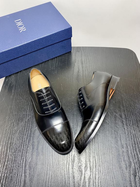 Dior Derby Shoes｜Leather soled formal shoes｜Meticulously crafted in open-edge beaded cowhide｜Water dyed cowhide lining｜With classic lace-up closure｜Side embossed logo｜Sheeny stacked heel for a touch of style｜Can be worn 