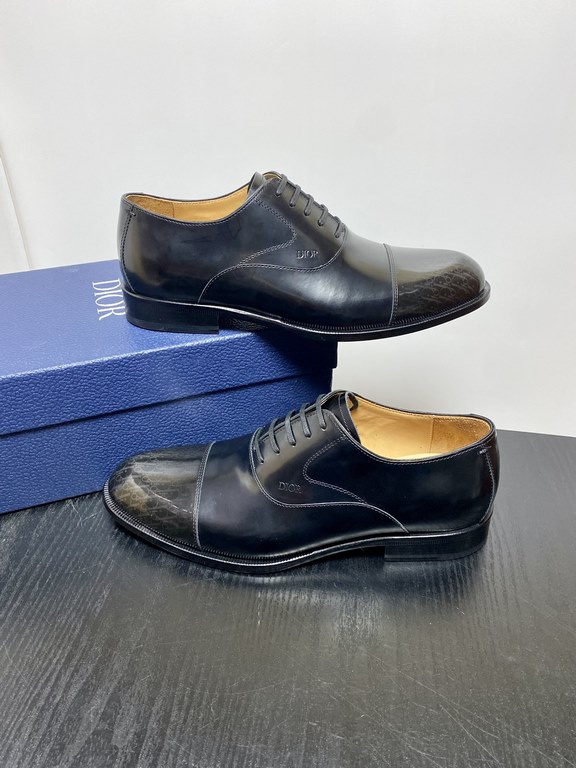 Dior Derby Shoes｜Leather soled formal shoes｜Meticulously crafted in open-edge beaded cowhide｜Water dyed cowhide lining｜With classic lace-up closure｜Side embossed logo｜Sheeny stacked heel for a touch of style｜Can be worn 