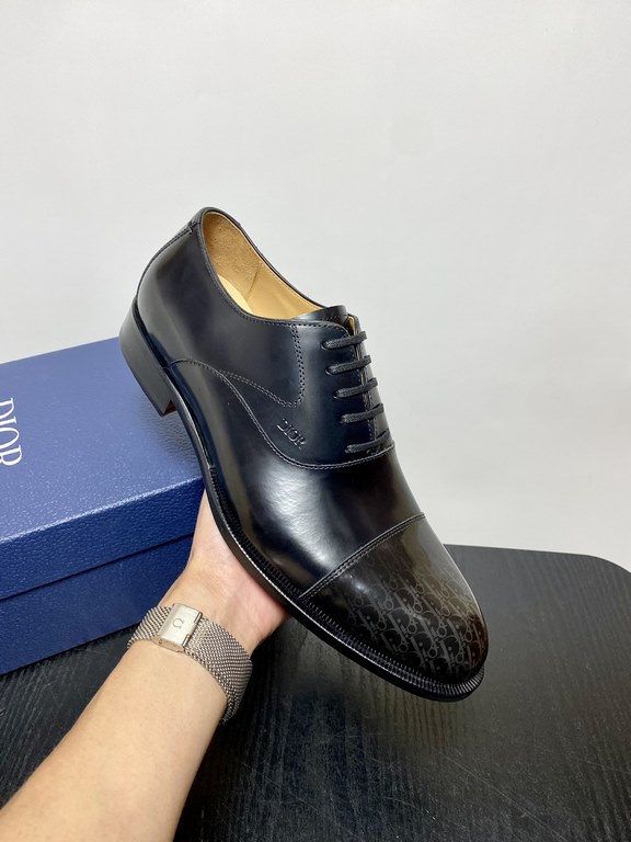 Dior Derby Shoes｜Leather soled formal shoes｜Meticulously crafted in open-edge beaded cowhide｜Water dyed cowhide lining｜With classic lace-up closure｜Side embossed logo｜Sheeny stacked heel for a touch of style｜Can be worn 