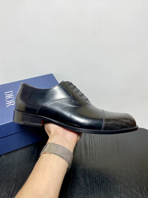 Dior Derby Shoes｜Leather soled formal shoes｜Meticulously crafted in open-edge beaded cowhide｜Water dyed cowhide lining｜With classic lace-up closure｜Side embossed logo｜Sheeny stacked heel for a touch of style｜Can be worn 