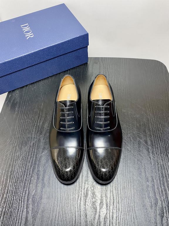 Dior Derby Shoes｜Leather soled formal shoes｜Meticulously crafted in open-edge beaded cowhide｜Water dyed cowhide lining｜With classic lace-up closure｜Side embossed logo｜Sheeny stacked heel for a touch of style｜Can be worn 