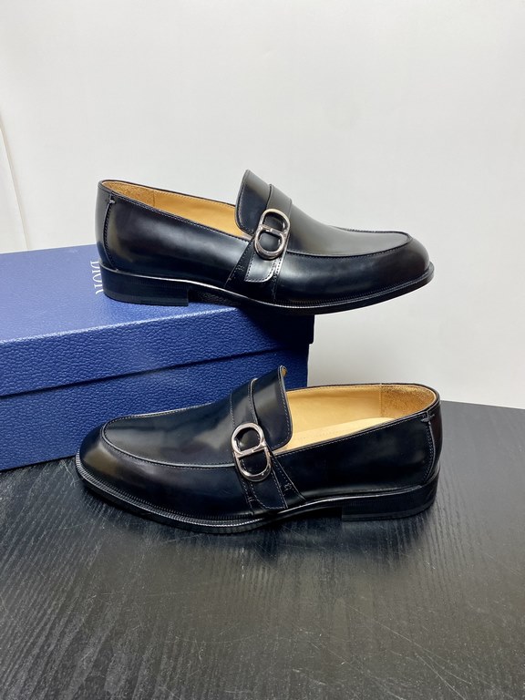 Dior Derby Shoes｜Leather soled formal shoes｜Meticulously crafted in open-edge beaded cowhide｜Water dyed cowhide lining｜With classic lace-up closure｜Side embossed logo｜Sheeny stacked heel for a touch of style｜Can be worn 