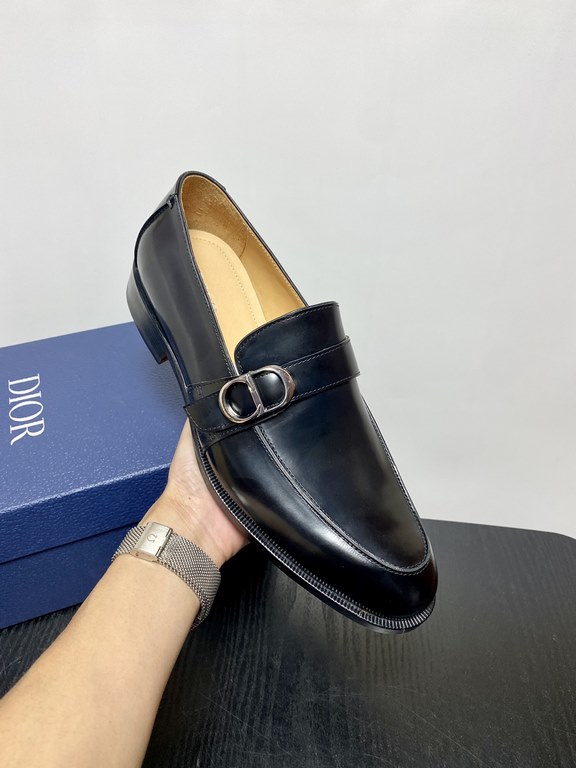 Dior Derby Shoes｜Leather soled formal shoes｜Meticulously crafted in open-edge beaded cowhide｜Water dyed cowhide lining｜With classic lace-up closure｜Side embossed logo｜Sheeny stacked heel for a touch of style｜Can be worn 