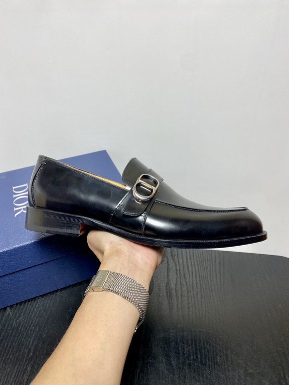 Dior Derby Shoes｜Leather soled formal shoes｜Meticulously crafted in open-edge beaded cowhide｜Water dyed cowhide lining｜With classic lace-up closure｜Side embossed logo｜Sheeny stacked heel for a touch of style｜Can be worn 