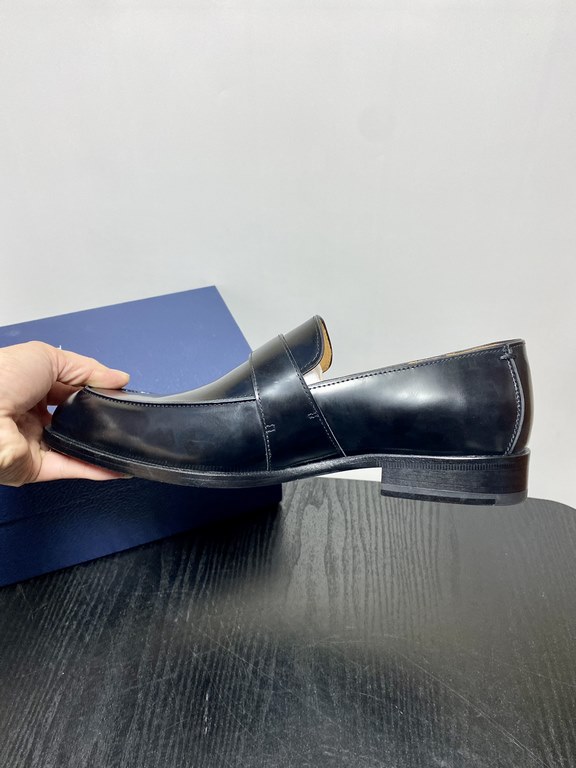 Dior Derby Shoes｜Leather soled formal shoes｜Meticulously crafted in open-edge beaded cowhide｜Water dyed cowhide lining｜With classic lace-up closure｜Side embossed logo｜Sheeny stacked heel for a touch of style｜Can be worn 