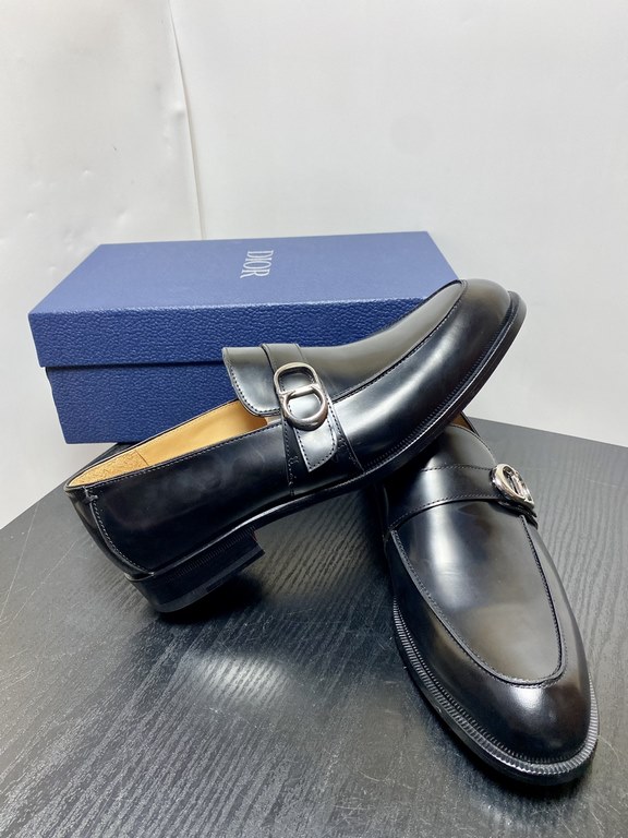 Dior Derby Shoes｜Leather soled formal shoes｜Meticulously crafted in open-edge beaded cowhide｜Water dyed cowhide lining｜With classic lace-up closure｜Side embossed logo｜Sheeny stacked heel for a touch of style｜Can be worn 