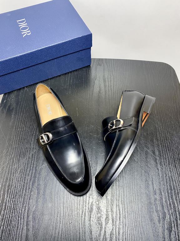 Dior Derby Shoes｜Leather soled formal shoes｜Meticulously crafted in open-edge beaded cowhide｜Water dyed cowhide lining｜With classic lace-up closure｜Side embossed logo｜Sheeny stacked heel for a touch of style｜Can be worn 