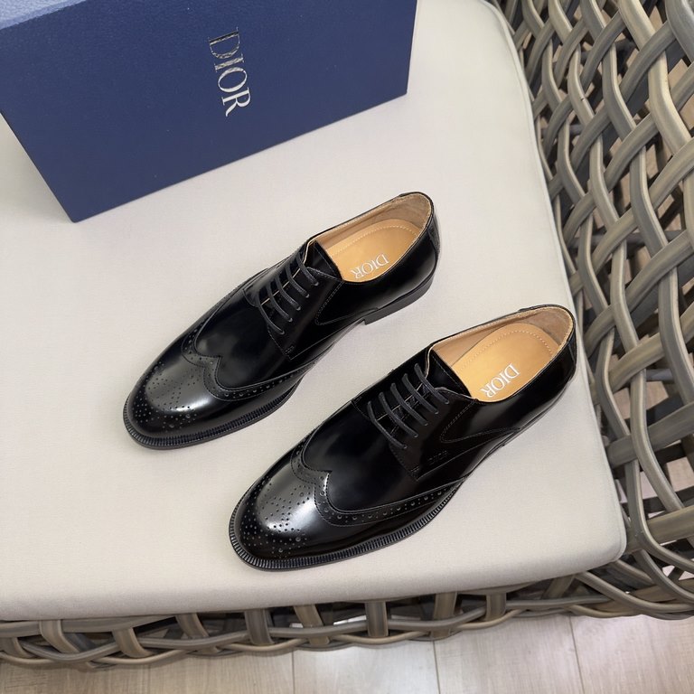 Dior Derby Shoes｜Leather soled formal shoes｜Meticulously crafted in open-edge beaded cowhide leather｜Water dyed cowhide lining｜With classic lace-up closure｜Side embossed logo｜Sheeny stacked heel for a touch of style｜Can 