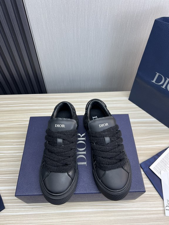 Dior Dior.B33 seriesCouple's casual board shoes qingkv    Original purchaseCrafted from Dior cowhide leather, the side panels are adorned with a canvas panel in the same shade of the CD Diamond pattern.The CD Icon lace e