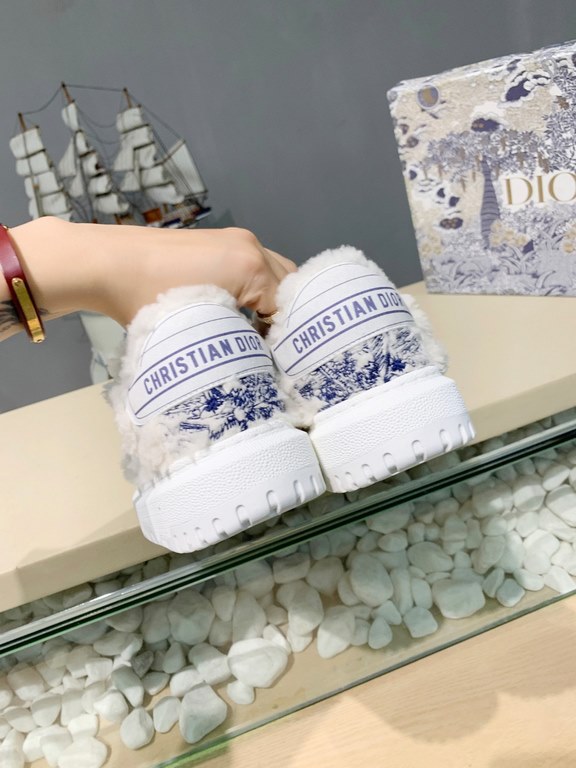 Factory price         (Dior)The Dior-ID Dior sneaker from the D's FallWinter 2023 ready-to-wear collection is a modern take on the shoe. Textured rubber inserts in the same hue conceal the laces, while the Velcro tongue 