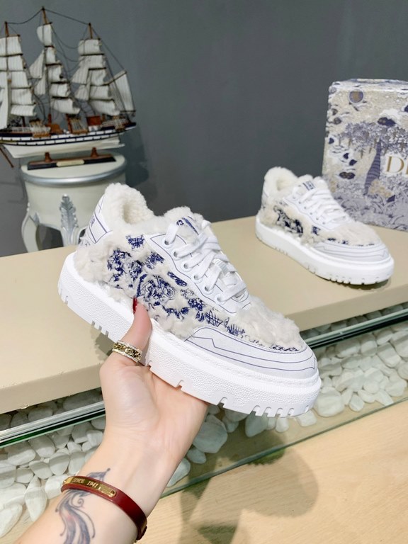 Factory price         (Dior)The Dior-ID Dior sneaker from the D's FallWinter 2023 ready-to-wear collection is a modern take on the shoe. Textured rubber inserts in the same hue conceal the laces, while the Velcro tongue 