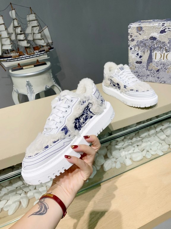 Factory price         (Dior)The Dior-ID Dior sneaker from the D's FallWinter 2023 ready-to-wear collection is a modern take on the shoe. Textured rubber inserts in the same hue conceal the laces, while the Velcro tongue 