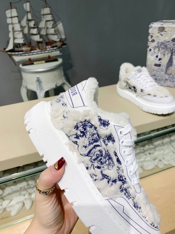 Factory price         (Dior)The Dior-ID Dior sneaker from the D's FallWinter 2023 ready-to-wear collection is a modern take on the shoe. Textured rubber inserts in the same hue conceal the laces, while the Velcro tongue 