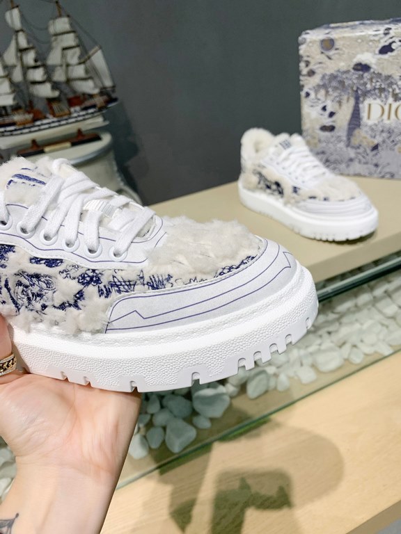 Factory price         (Dior)The Dior-ID Dior sneaker from the D's FallWinter 2023 ready-to-wear collection is a modern take on the shoe. Textured rubber inserts in the same hue conceal the laces, while the Velcro tongue 