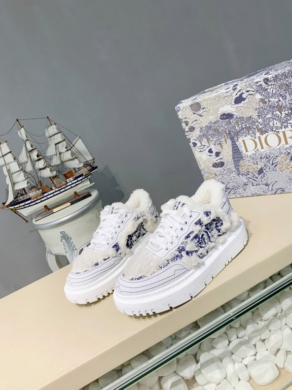 Factory price         (Dior)The Dior-ID Dior sneaker from the D's FallWinter 2023 ready-to-wear collection is a modern take on the shoe. Textured rubber inserts in the same hue conceal the laces, while the Velcro tongue 