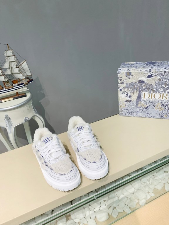 Factory price         (Dior)The Dior-ID Dior sneaker from the D's FallWinter 2023 ready-to-wear collection is a modern take on the shoe. Textured rubber inserts in the same hue conceal the laces, while the Velcro tongue 