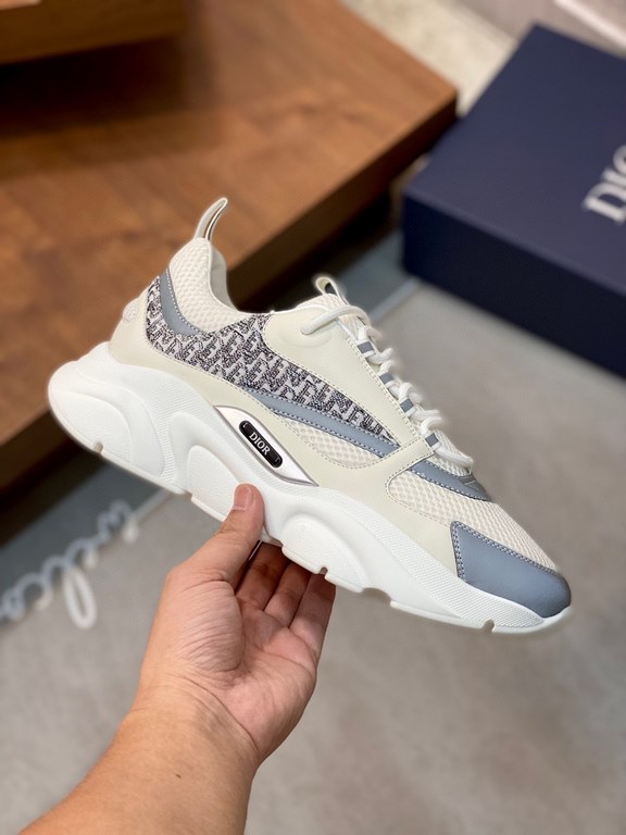 Dior Dior B22 Men's Jogging Fashion SneakersThis piece draws inspiration from vintage joggers. Featuring a chunky low-top design, the upper is made from selected cowhide leather and mesh fabric with a black and white emb