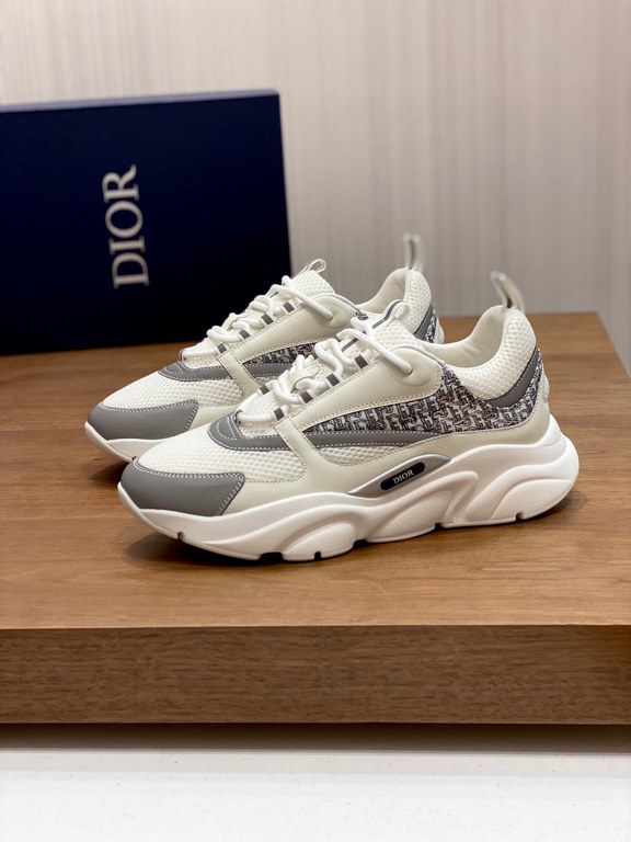 Dior Dior B22 Men's Jogging Fashion SneakersThis piece draws inspiration from vintage joggers. Featuring a chunky low-top design, the upper is made from selected cowhide leather and mesh fabric with a black and white emb